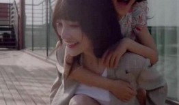 李小璐爆料甜馨视频播放,李小璐罕见爆料，网友热议